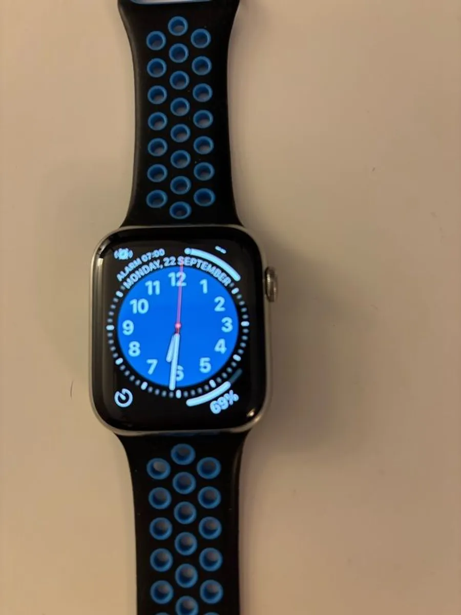Apple Watch 6 44mm Stainless Steel GPS + Cellular - Image 4