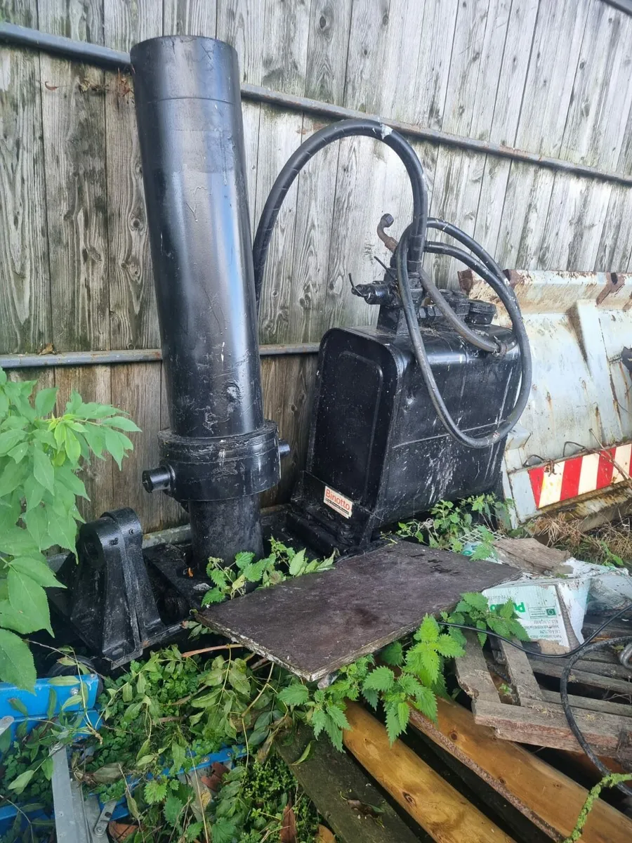 Hydraulic Ram & Tank