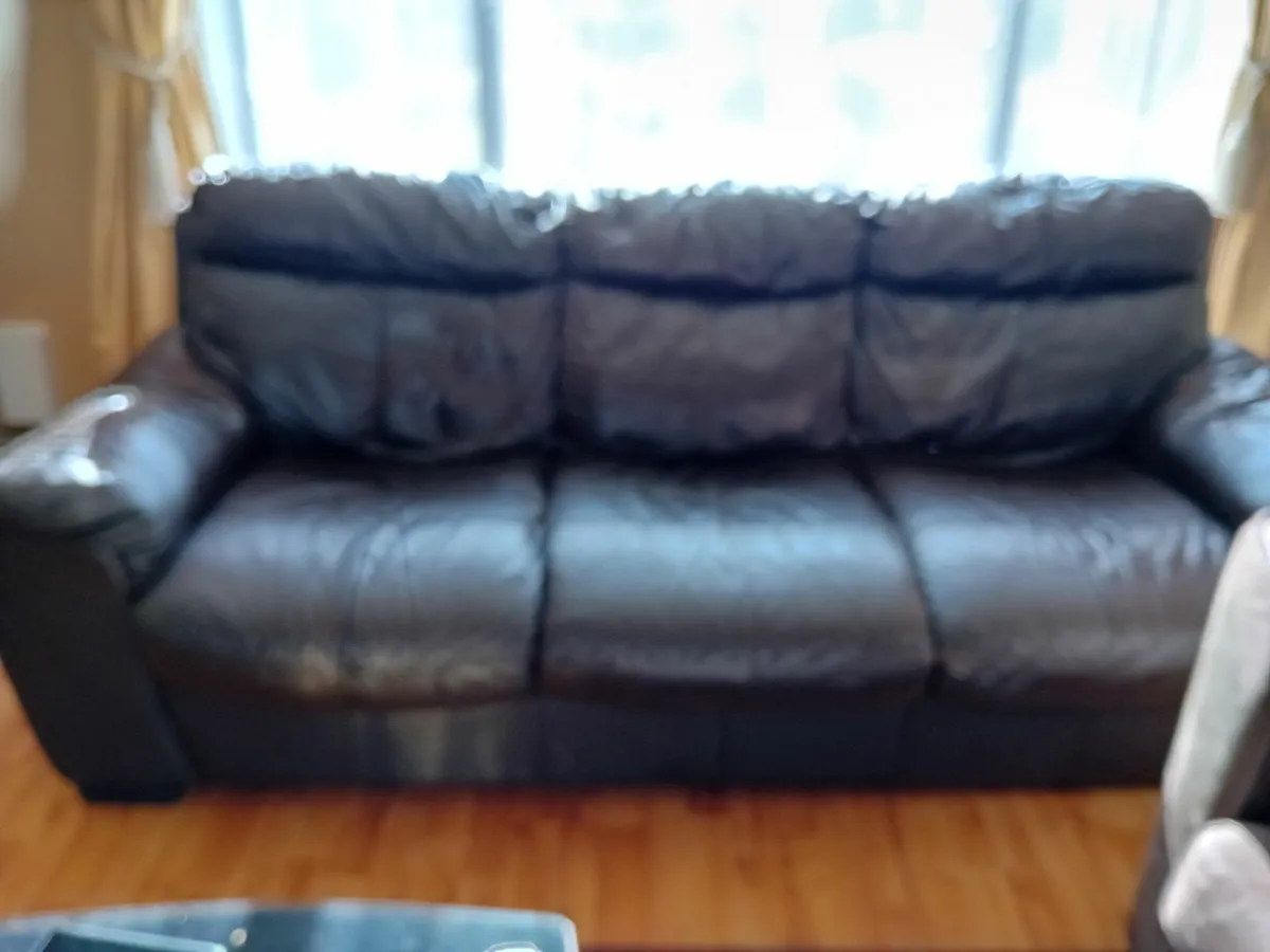 3 seater leather couch free - Image 1