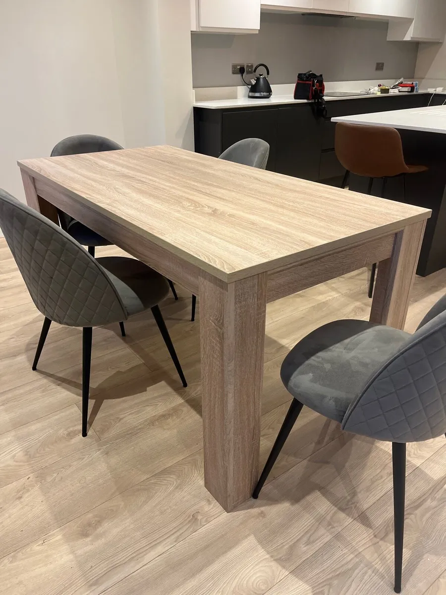 Table and chairs - Image 2