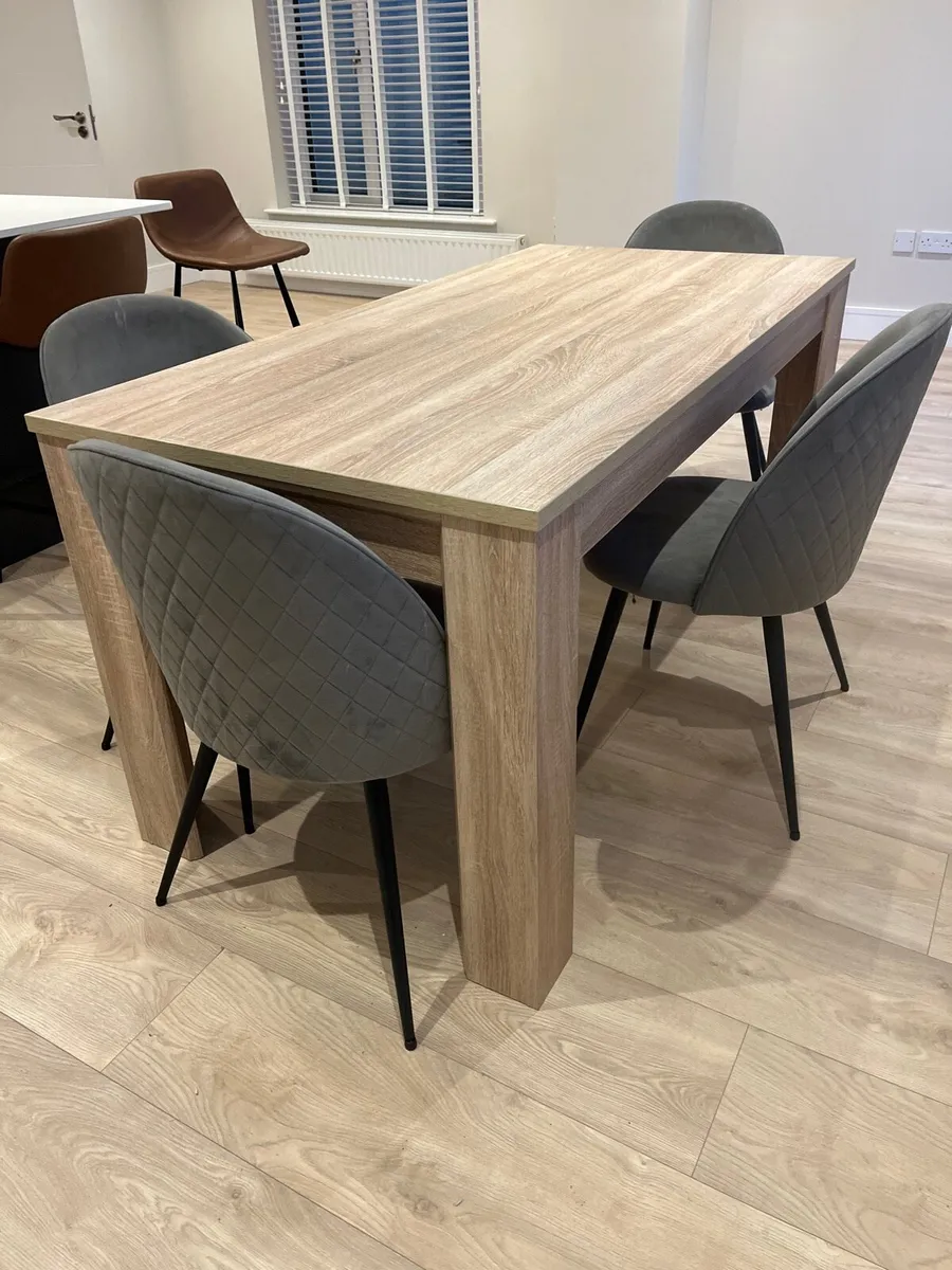 Table and chairs - Image 3