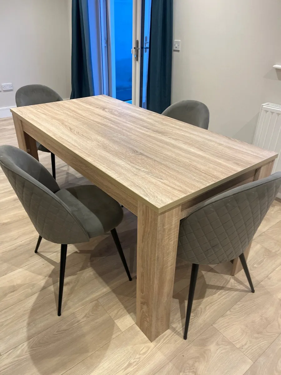 Table and chairs - Image 4