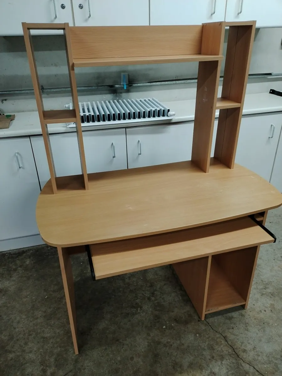 Computer desk - Image 1