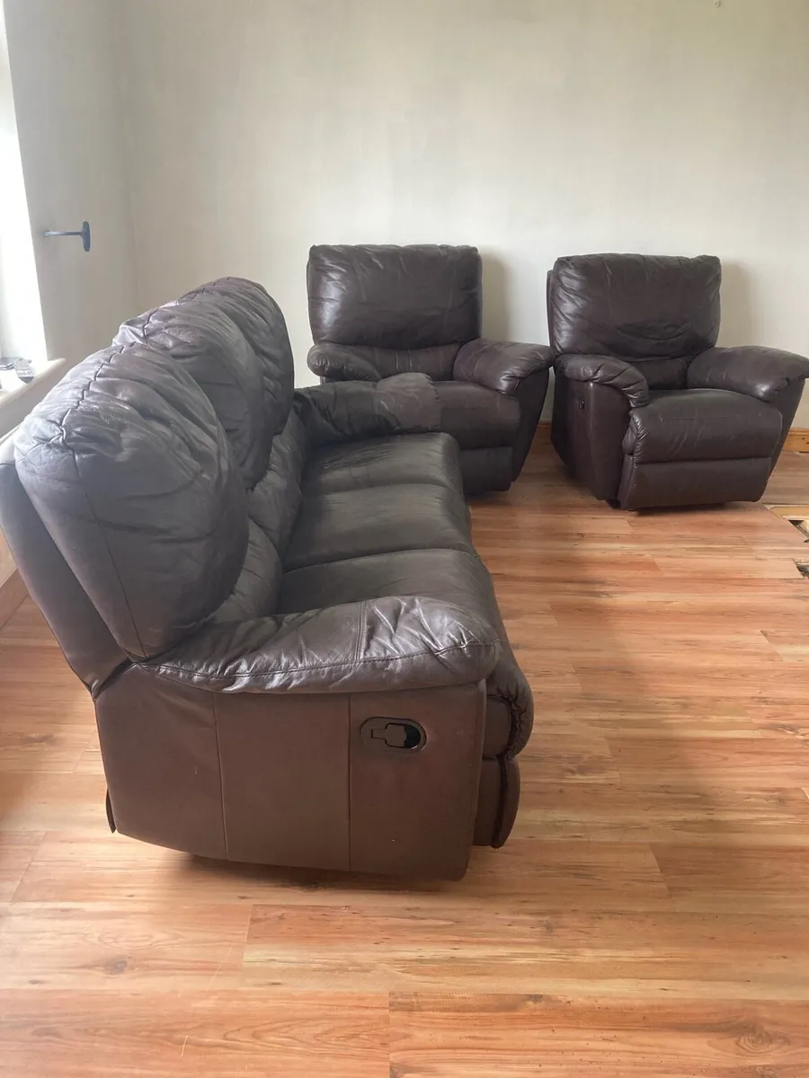 Leather recliner sofa and 2 single seaters - Image 1