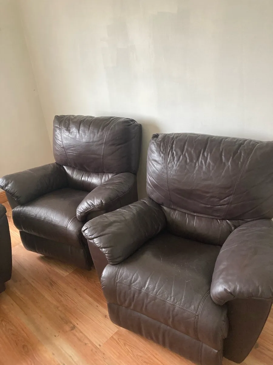 Leather recliner sofa and 2 single seaters - Image 4