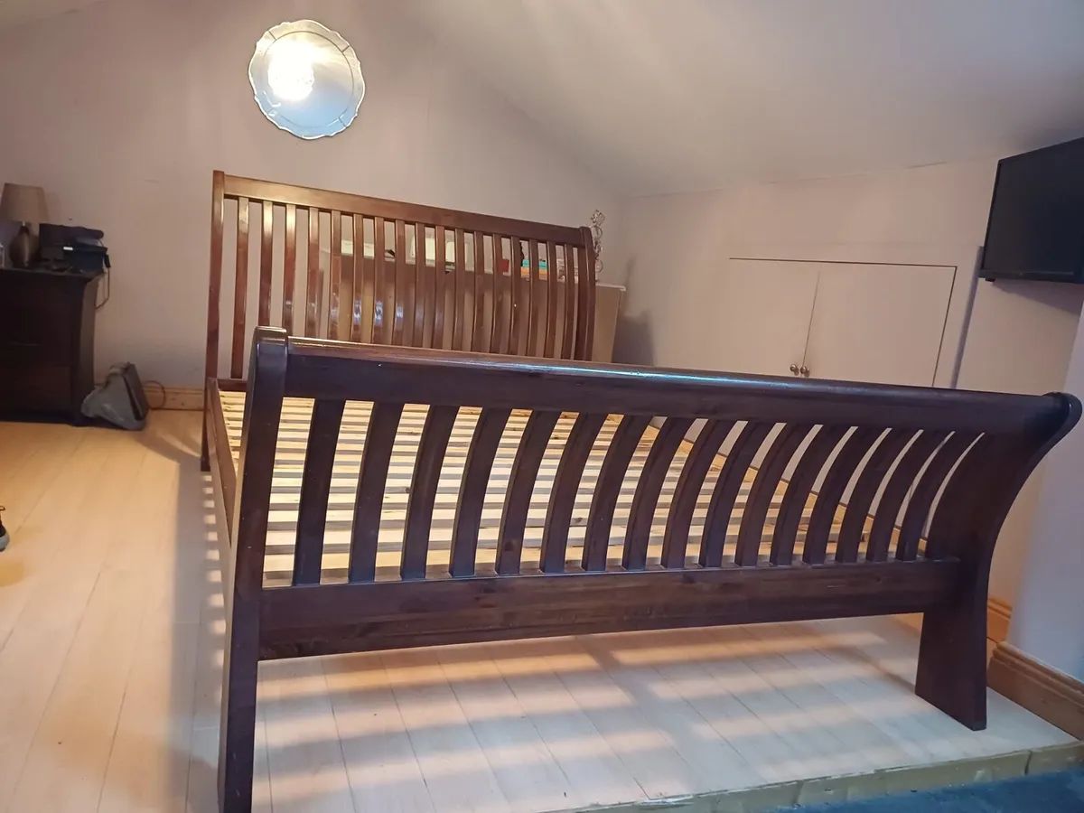 King size sleigh bed - Image 1