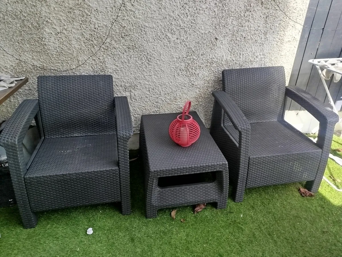 2 chairs and table