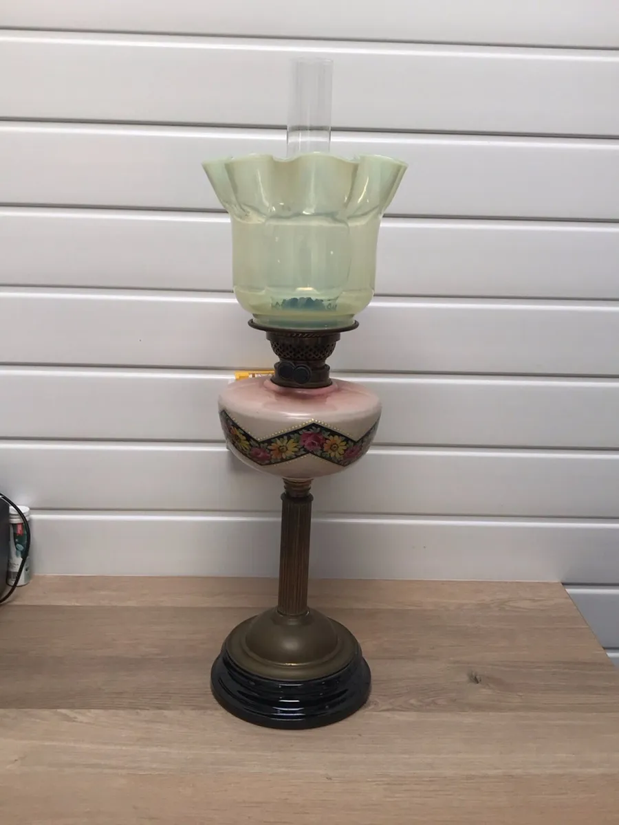 Antique oil lamp - Image 1