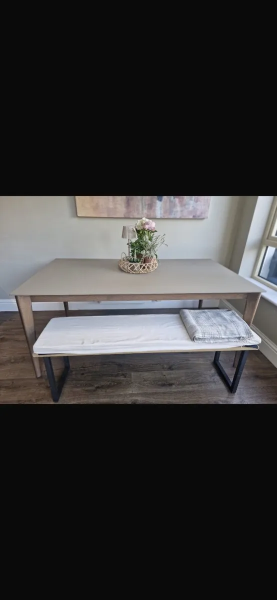Dining  table - Image 1