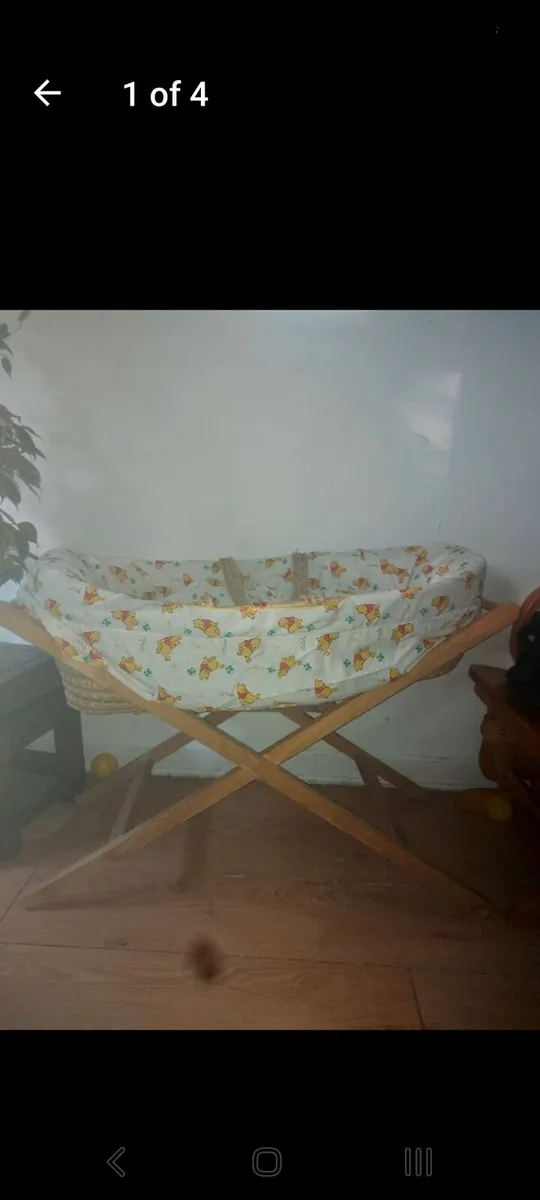Winnie the pooh moses basket - Image 1