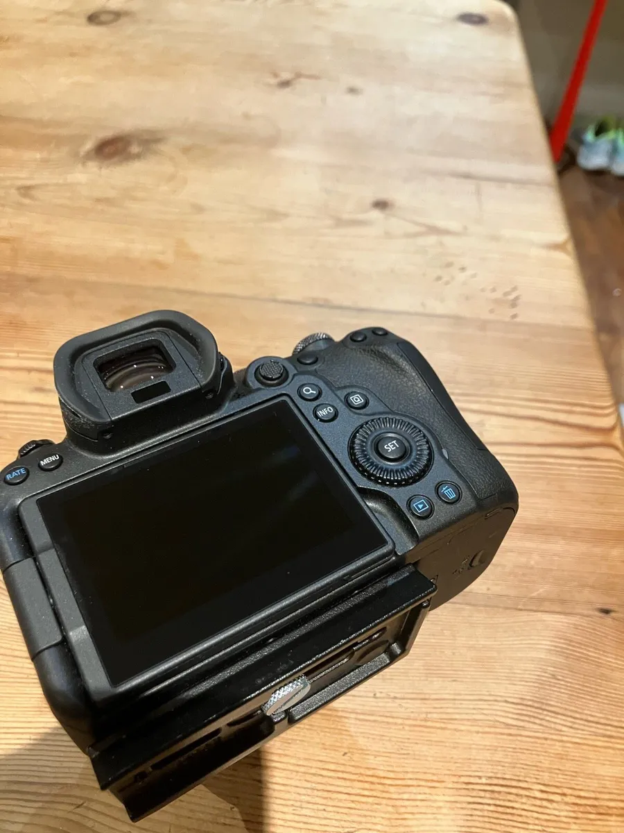 Canon R6 digital camera with accessories - Image 4