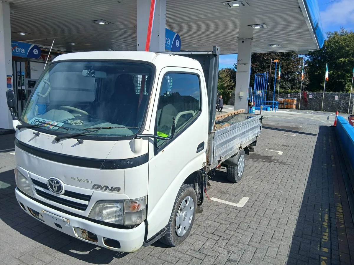 2011 Toyota dyna - Image 2