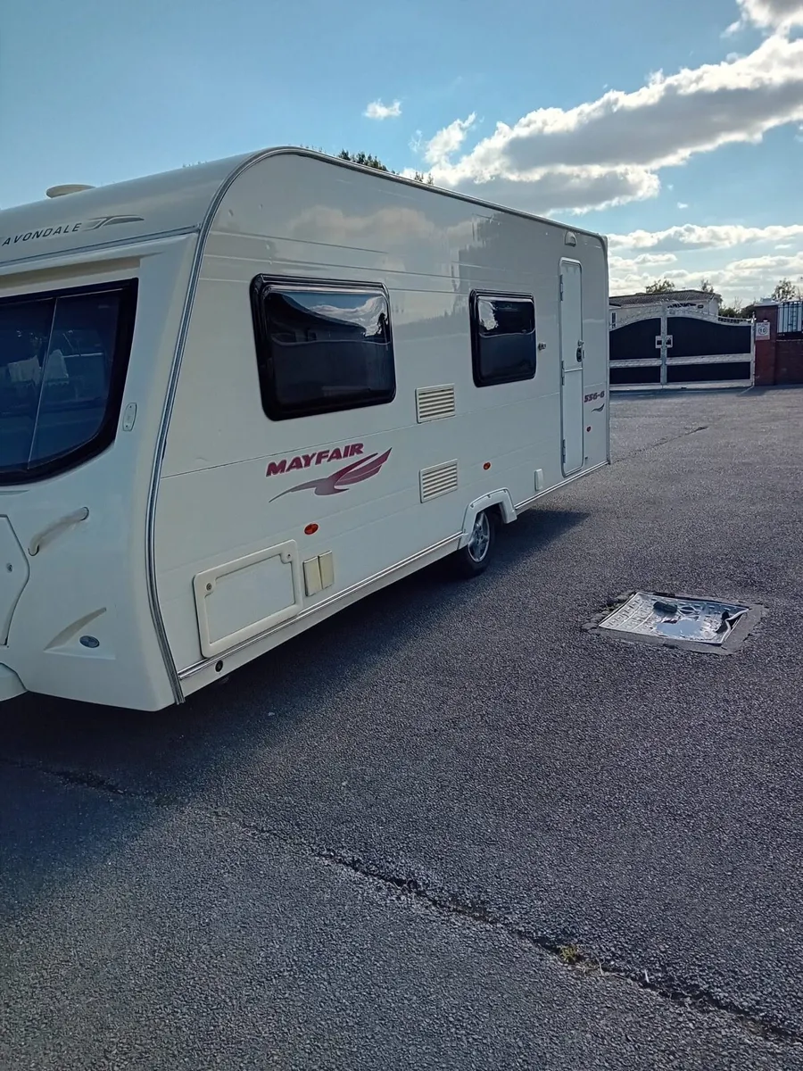 LOVELY 6 BERTH AVONDALE MAYFAIR TOURING CARAVAN. - Image 3