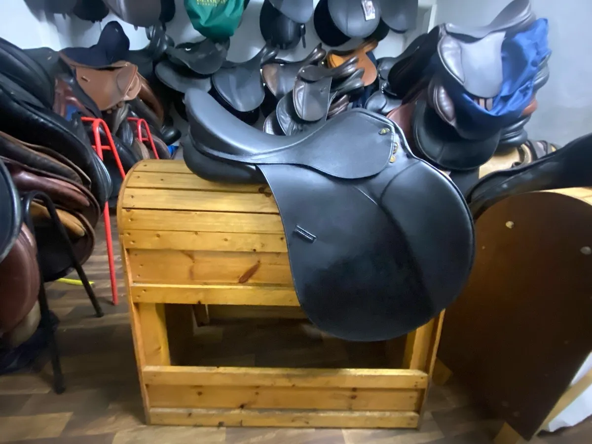 NEW 18” black Leather GP saddle - Image 1