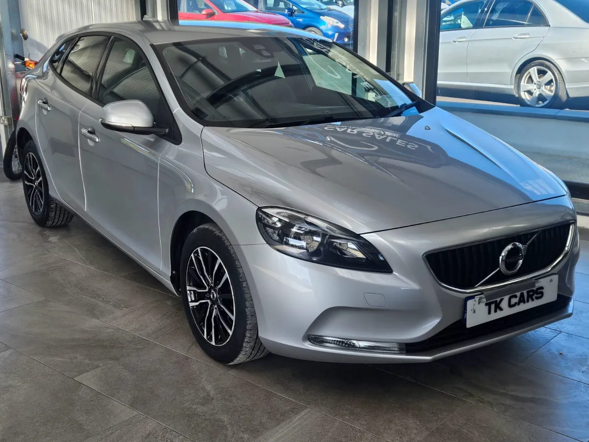 16 VOLVO V40 D2 MOMENTUM 2 LITRE - Image 1