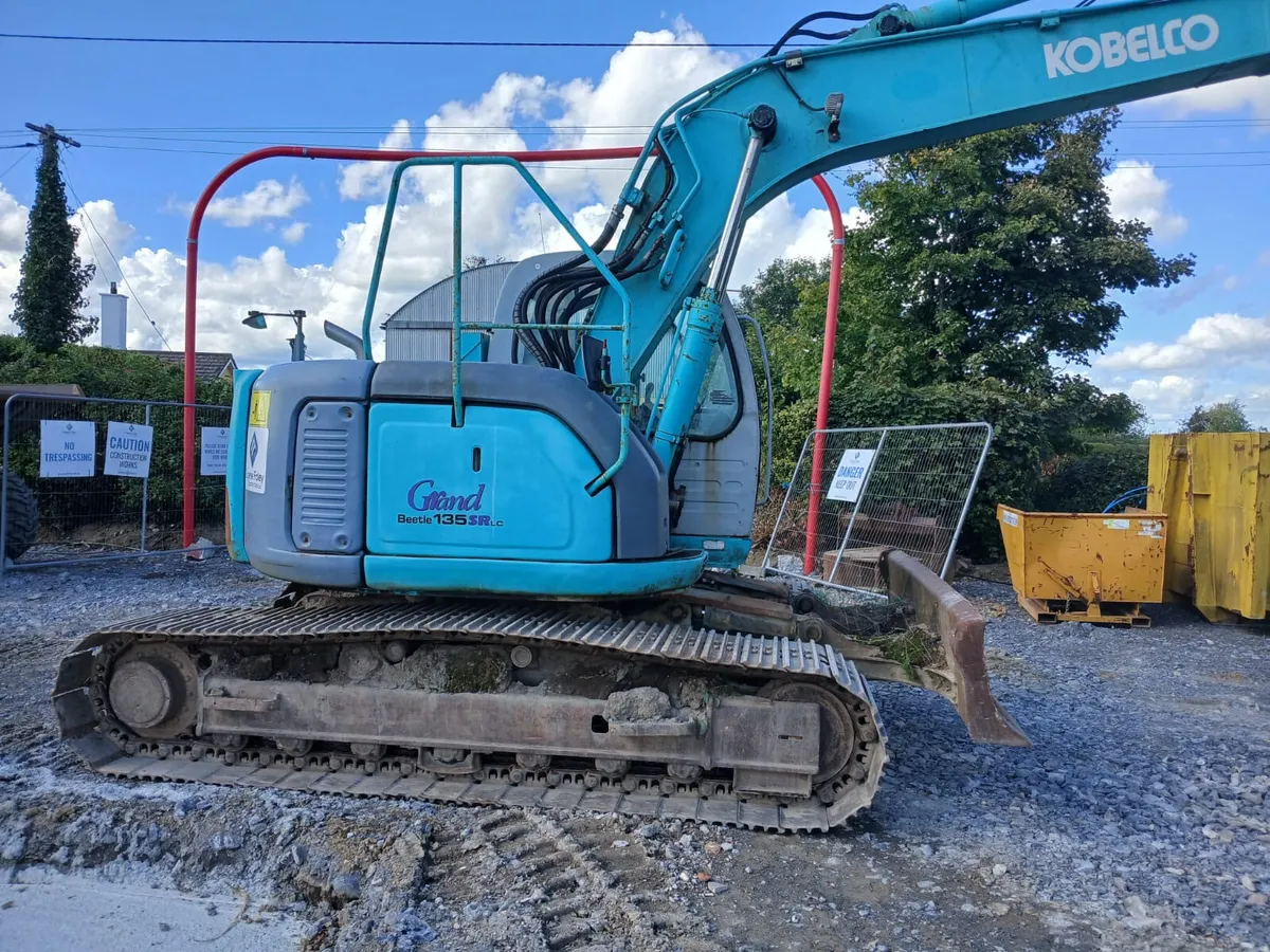 2005 Kobelco SK135 SRLC-1 with Blade - MULLANS - Image 3