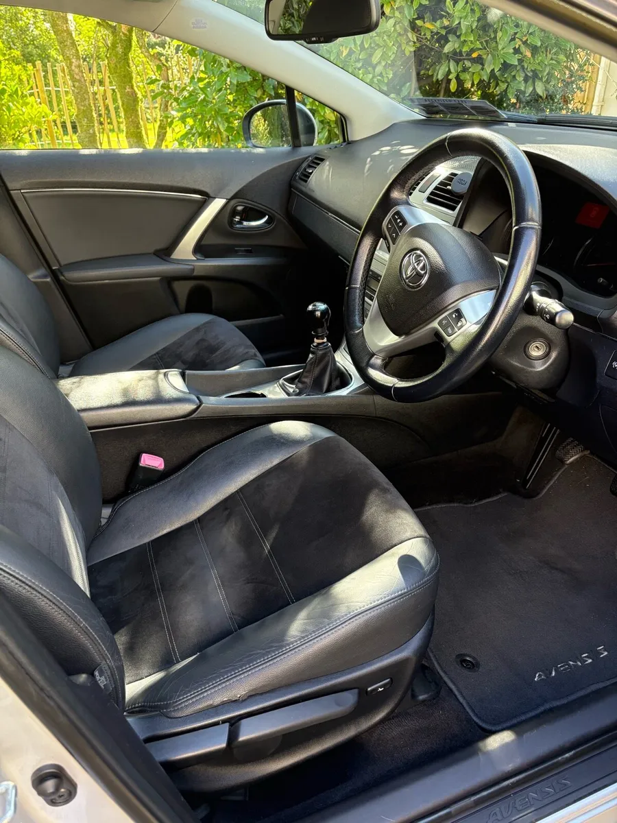 Toyota Avensis Tourer Estate 2015 (151) Silver - Image 4