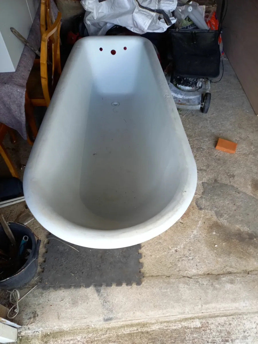 Cast iron bath - Image 1