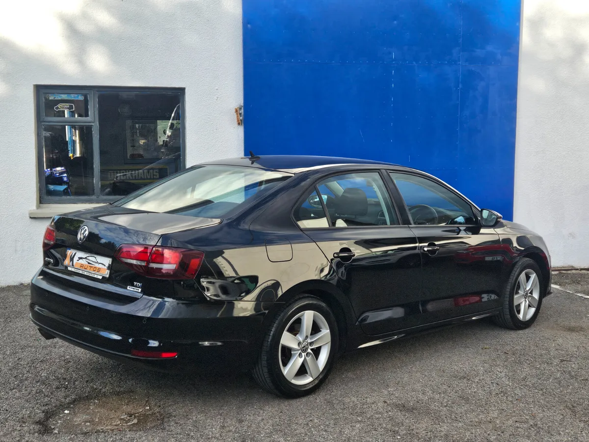 Volkswagen Jetta 2016 - Image 2
