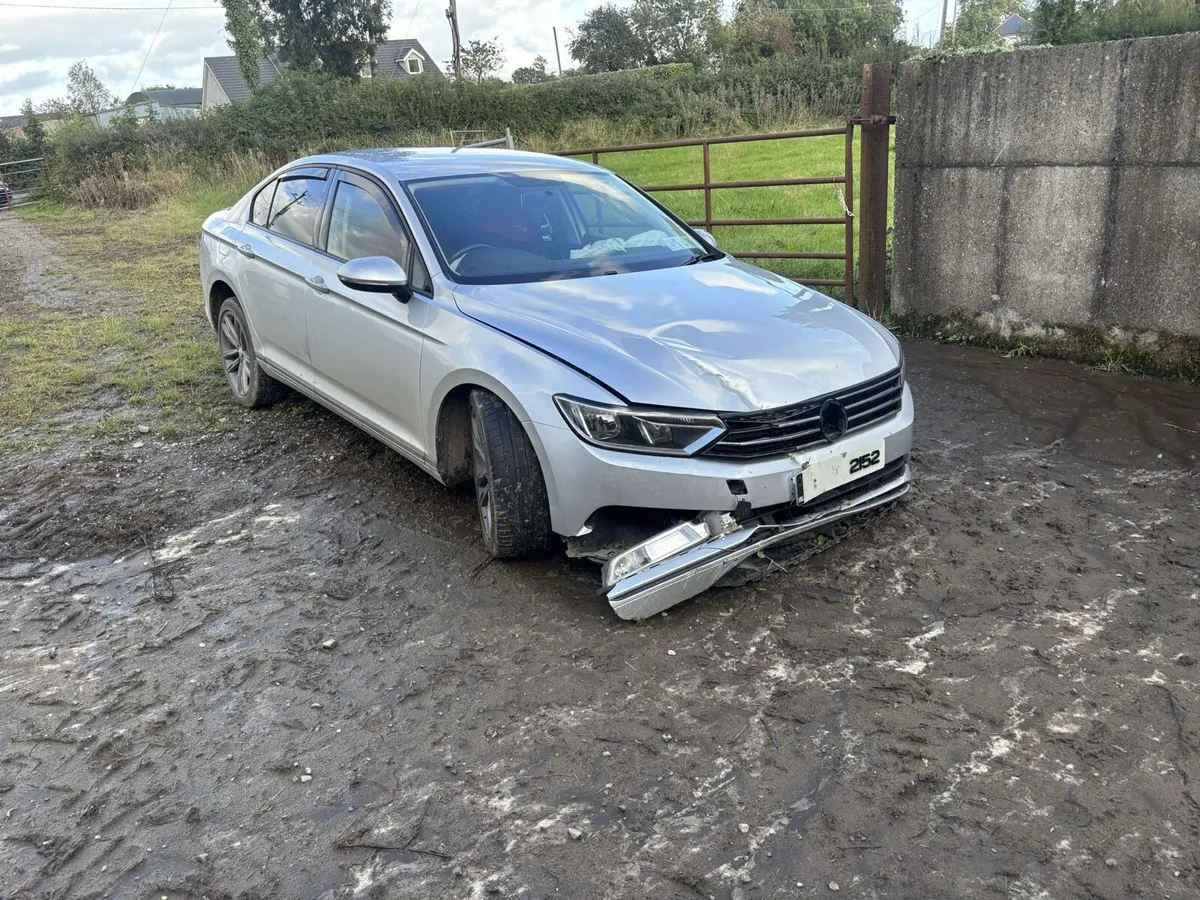 Volkswagen Passat (crashed ) - Image 2