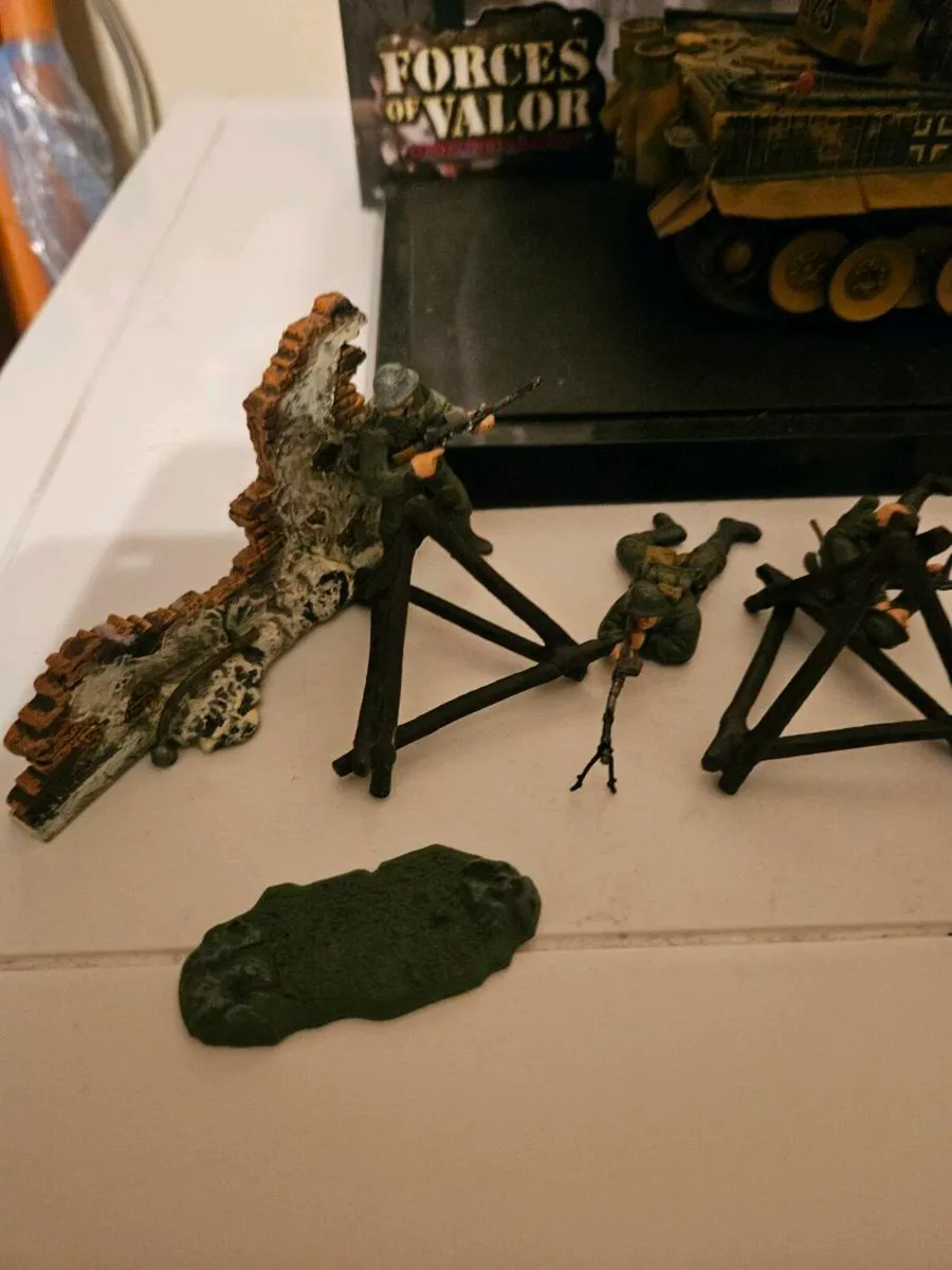 Corgi Forces of Valor German WW2 Tiger Tank 1.32 - Image 2
