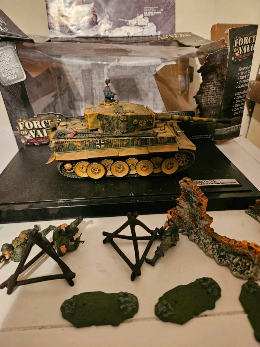 Corgi Forces of Valor German WW2 Tiger Tank 1.32 - Image 3