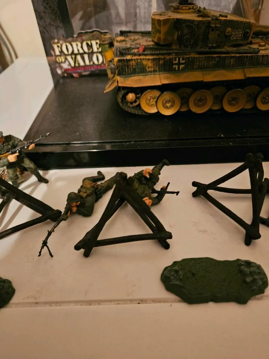 Corgi Forces of Valor German WW2 Tiger Tank 1.32 - Image 4