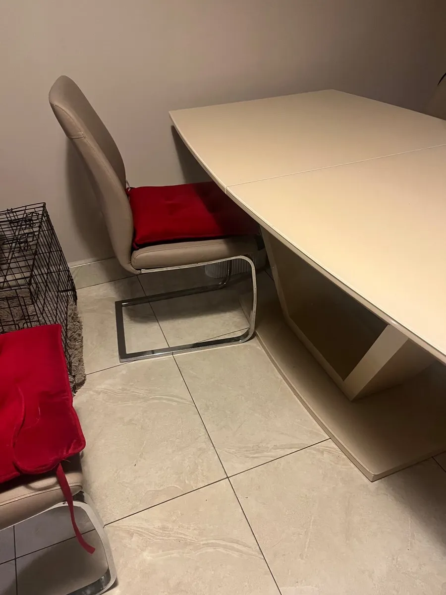 Kitchen Table and chairs - Image 4