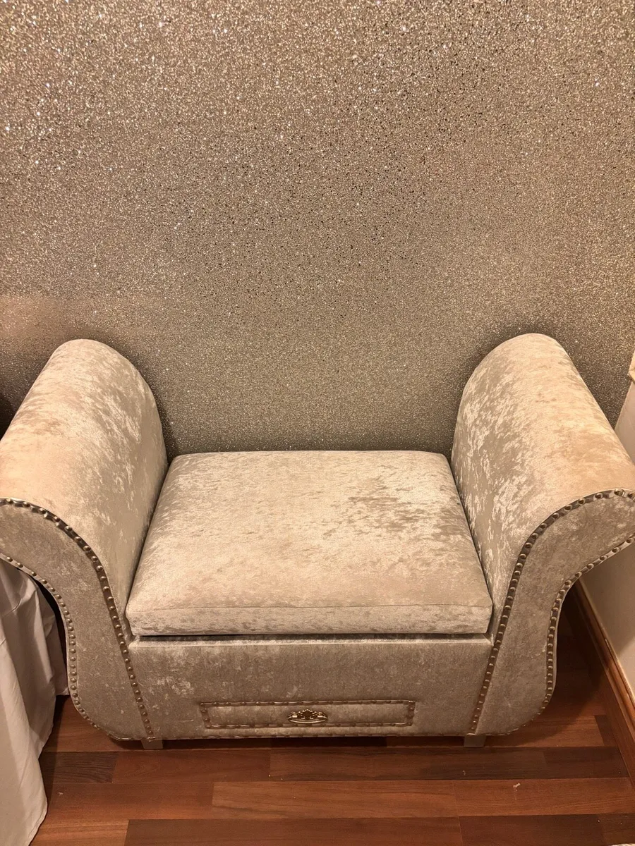 Bedroom seat & storage - Image 2