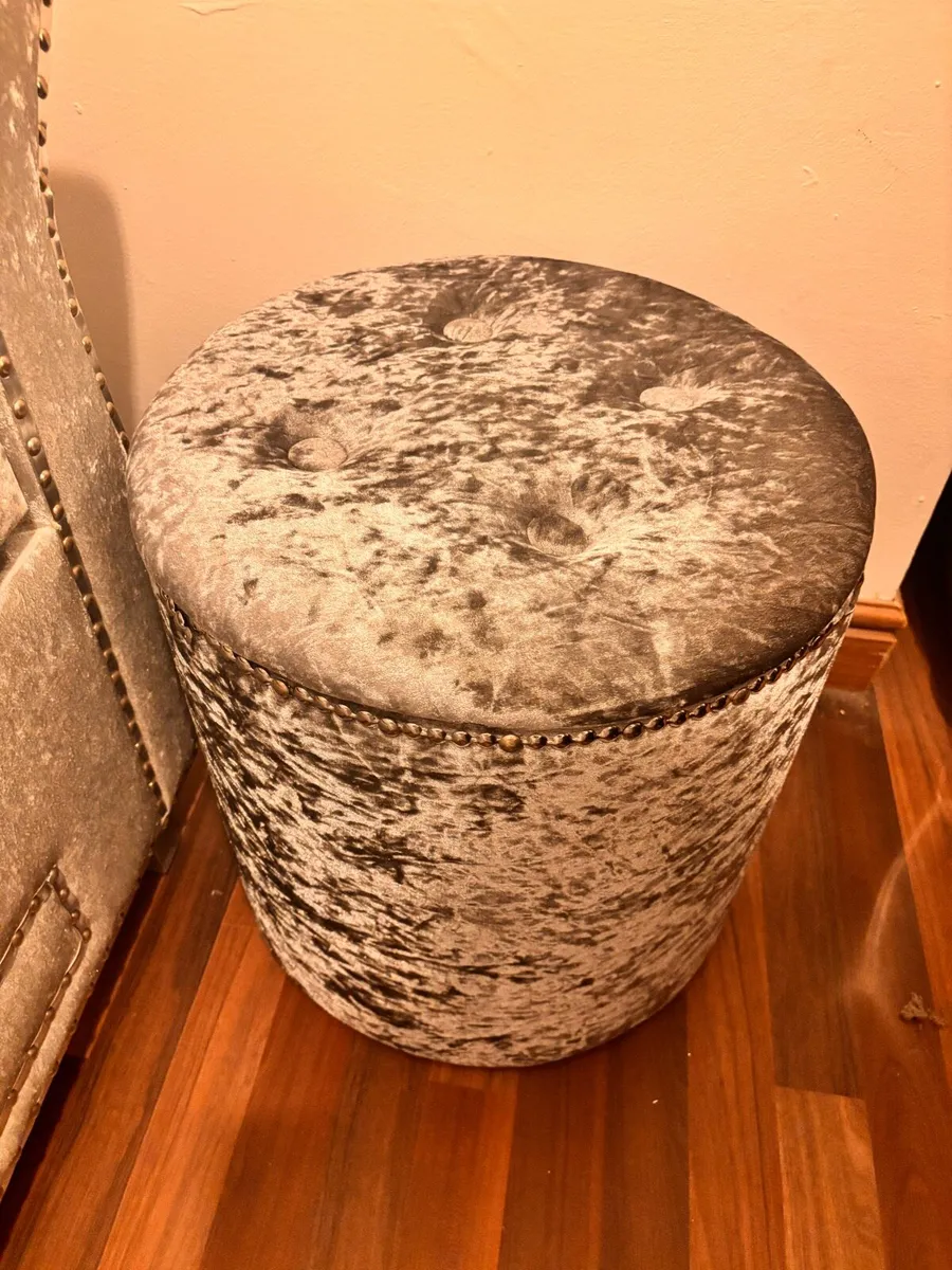 Bedroom seat & storage - Image 3