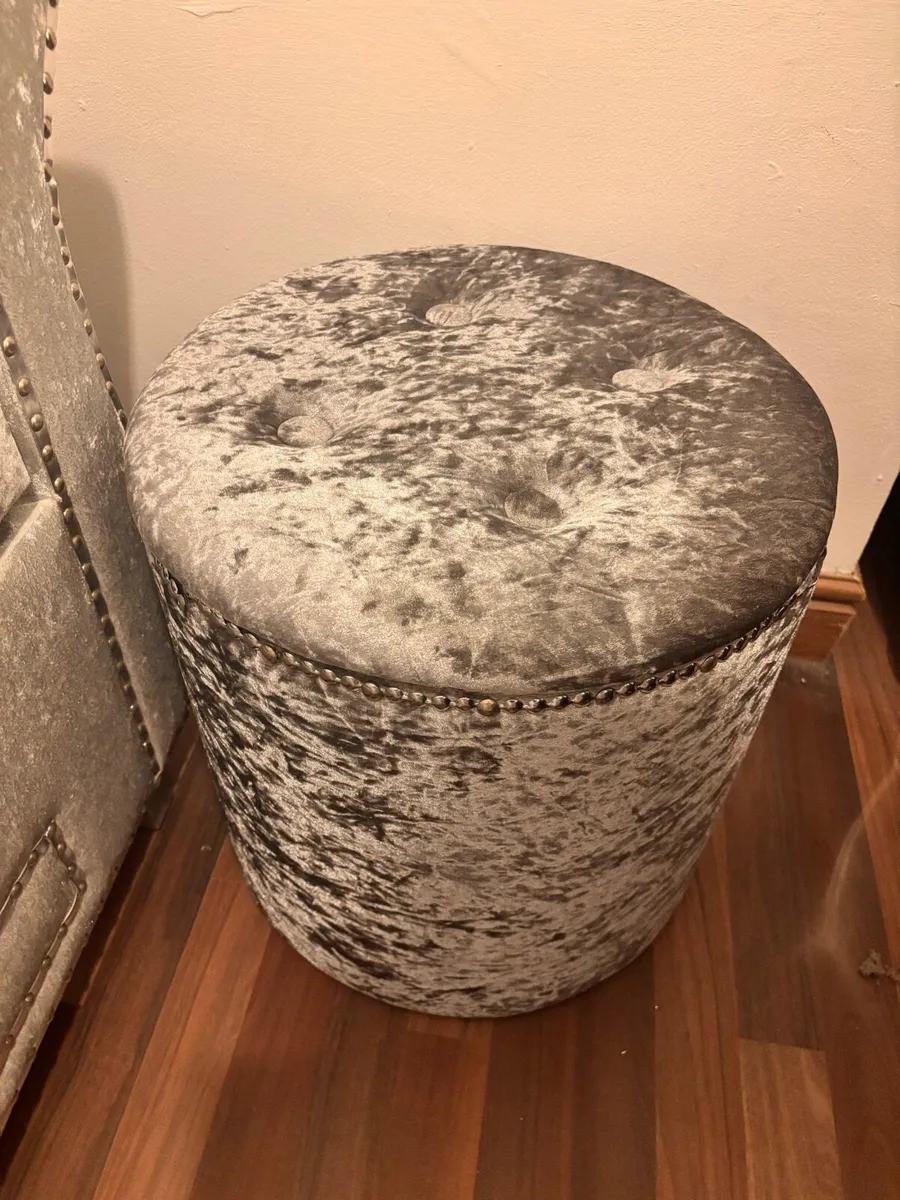 Bedroom seat & storage - Image 4