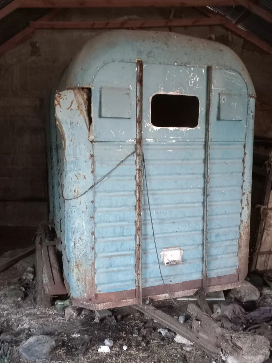 Vintage horse box - Image 1