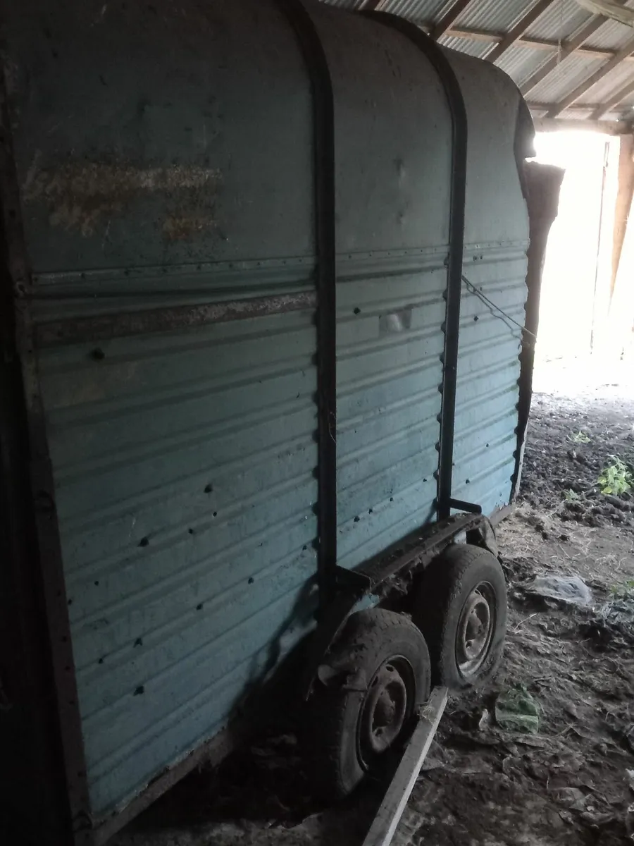 Vintage horse box - Image 3