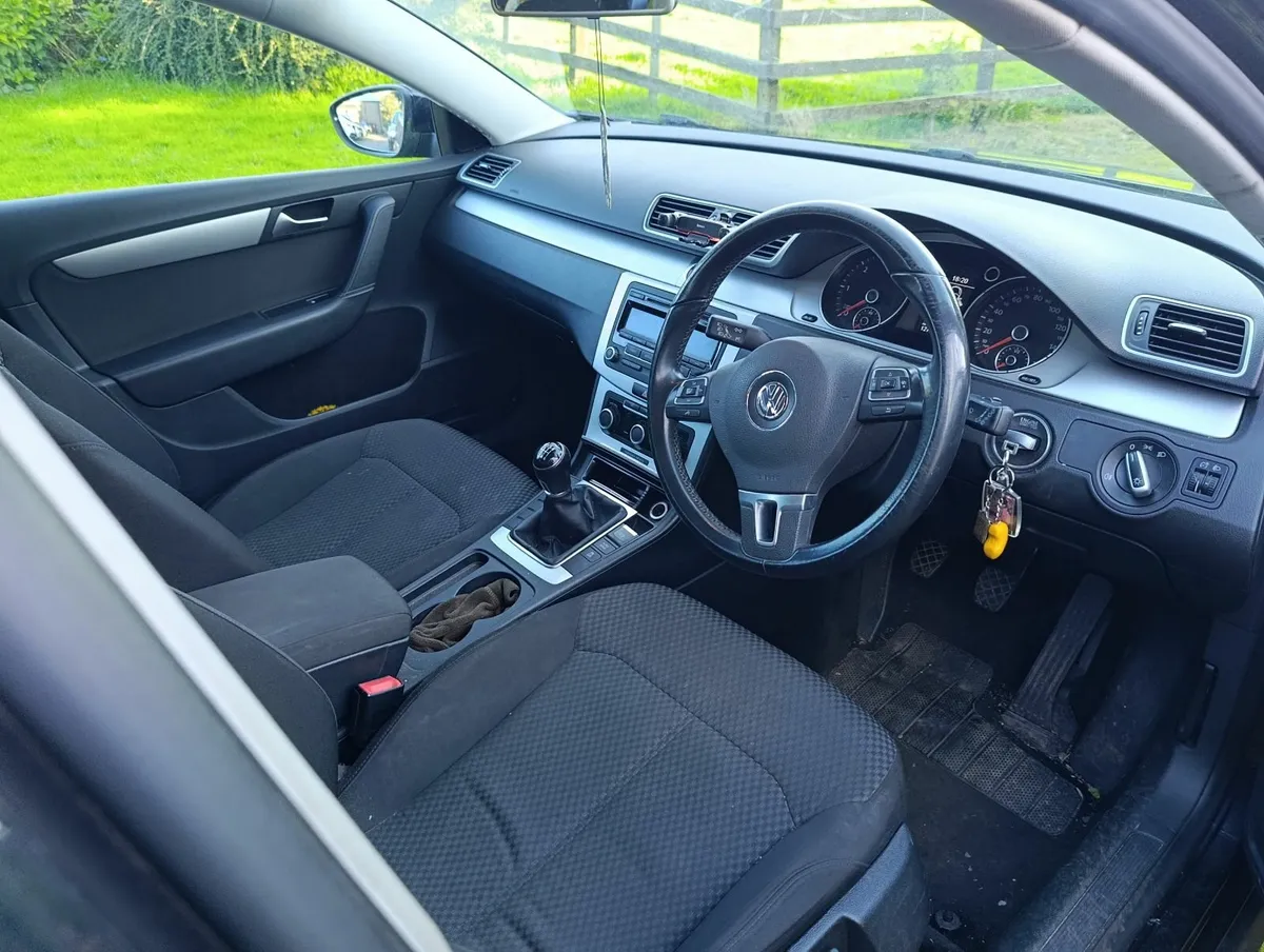 Volkswagen Passat 2013 - Image 2