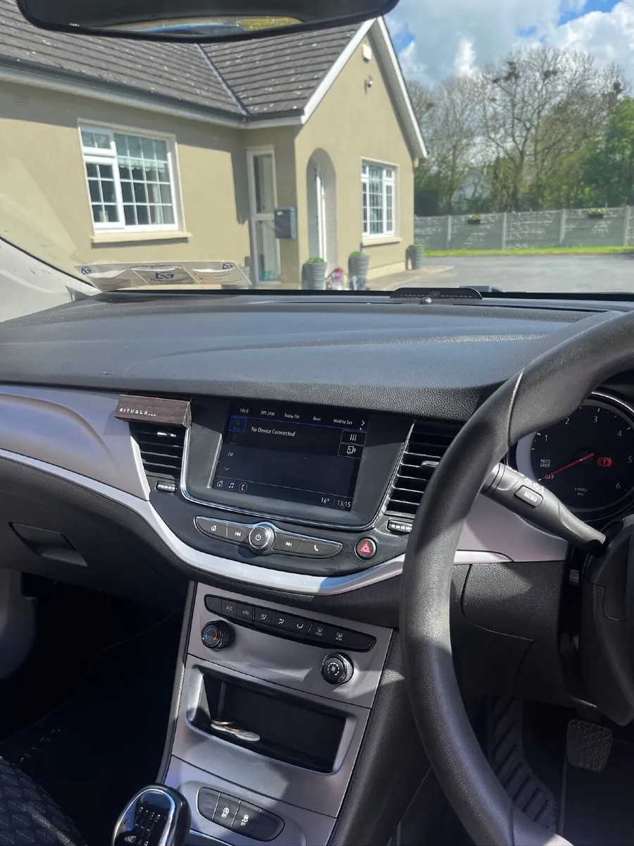 Opel Astra 2021 - Image 2