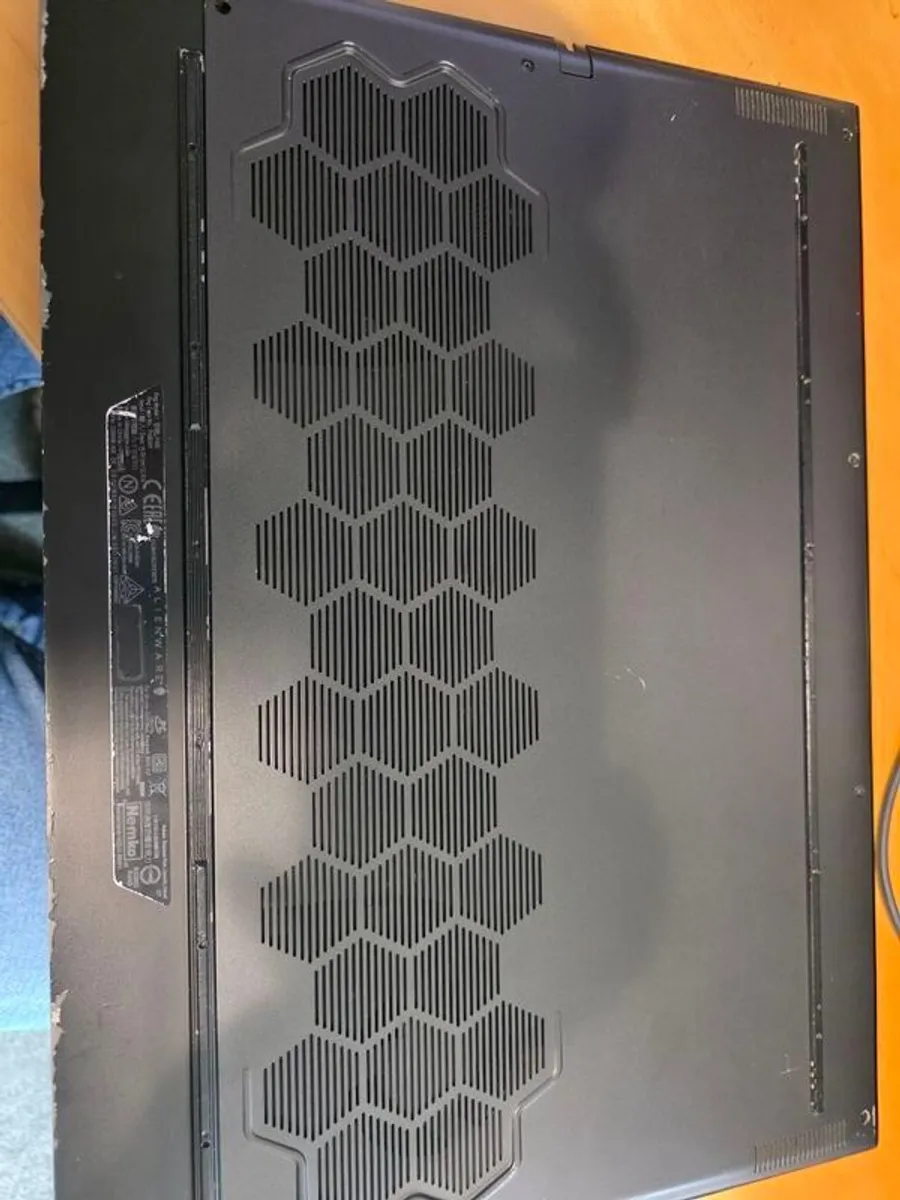 Alienware M17 R3 - Image 2