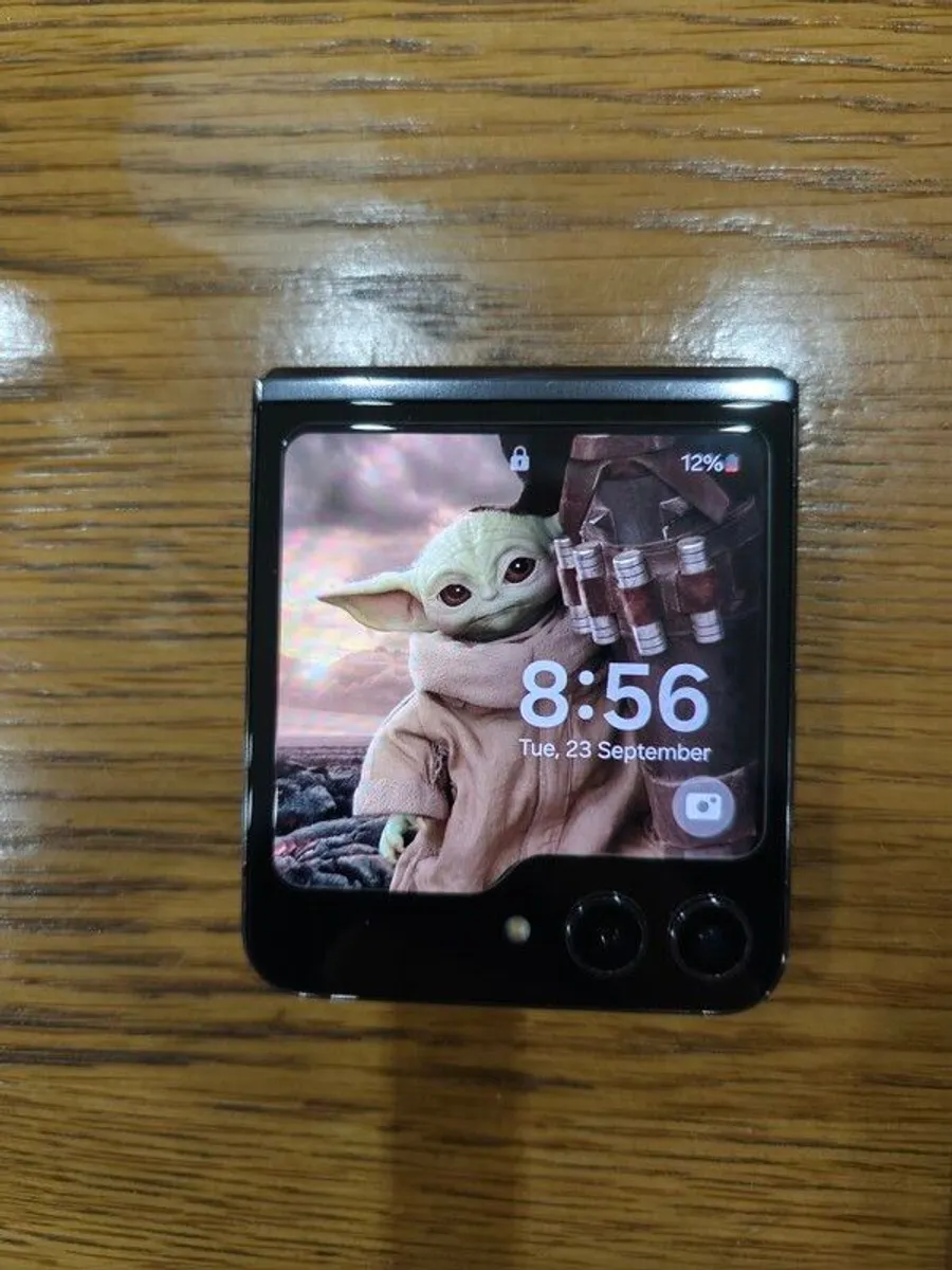 Samsung phone - Image 2