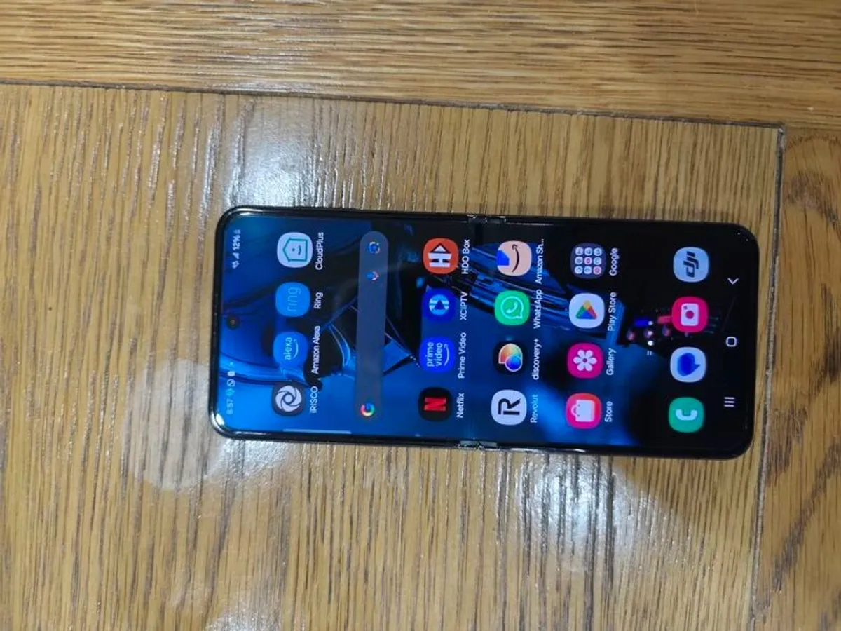 Samsung phone - Image 3