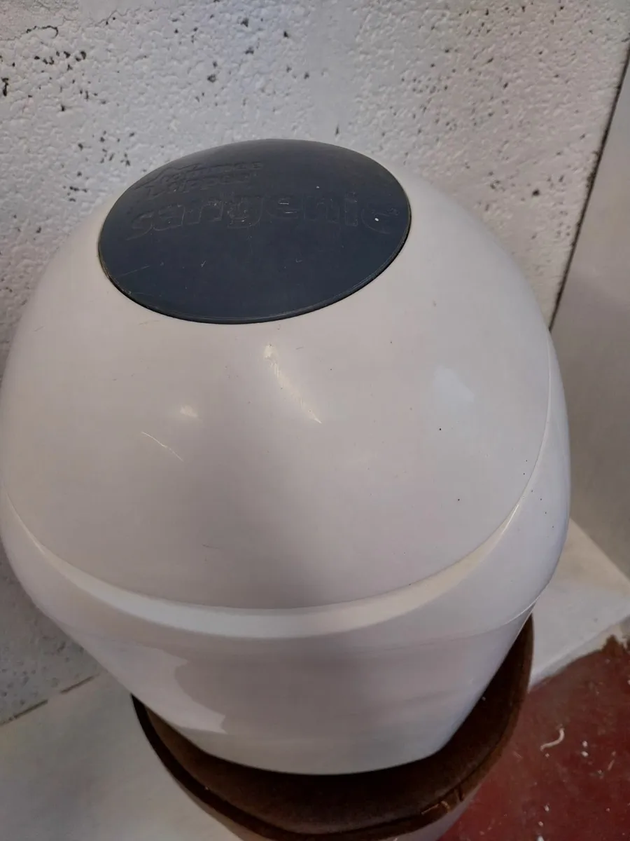 Tommee tippee nappy bin and 9 refills - Image 1