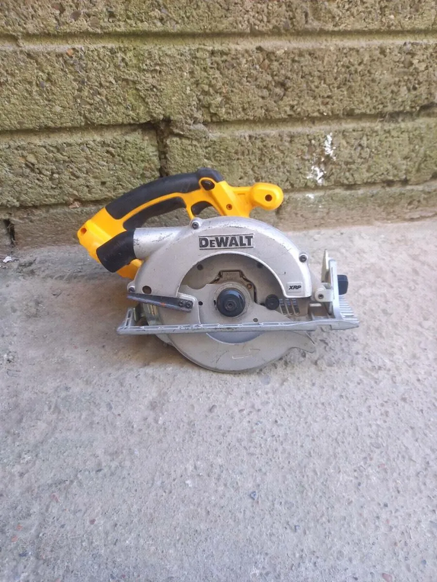 DeWalt Cordless Skilsaw - Image 1