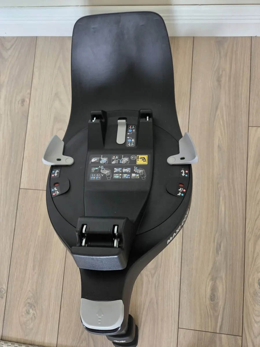 Maxi cosi 360 car seat base - Image 1
