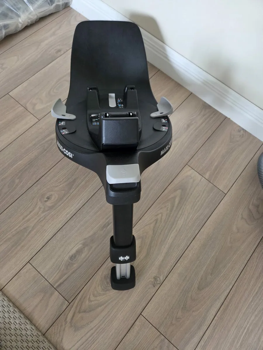 Maxi cosi 360 car seat base - Image 2