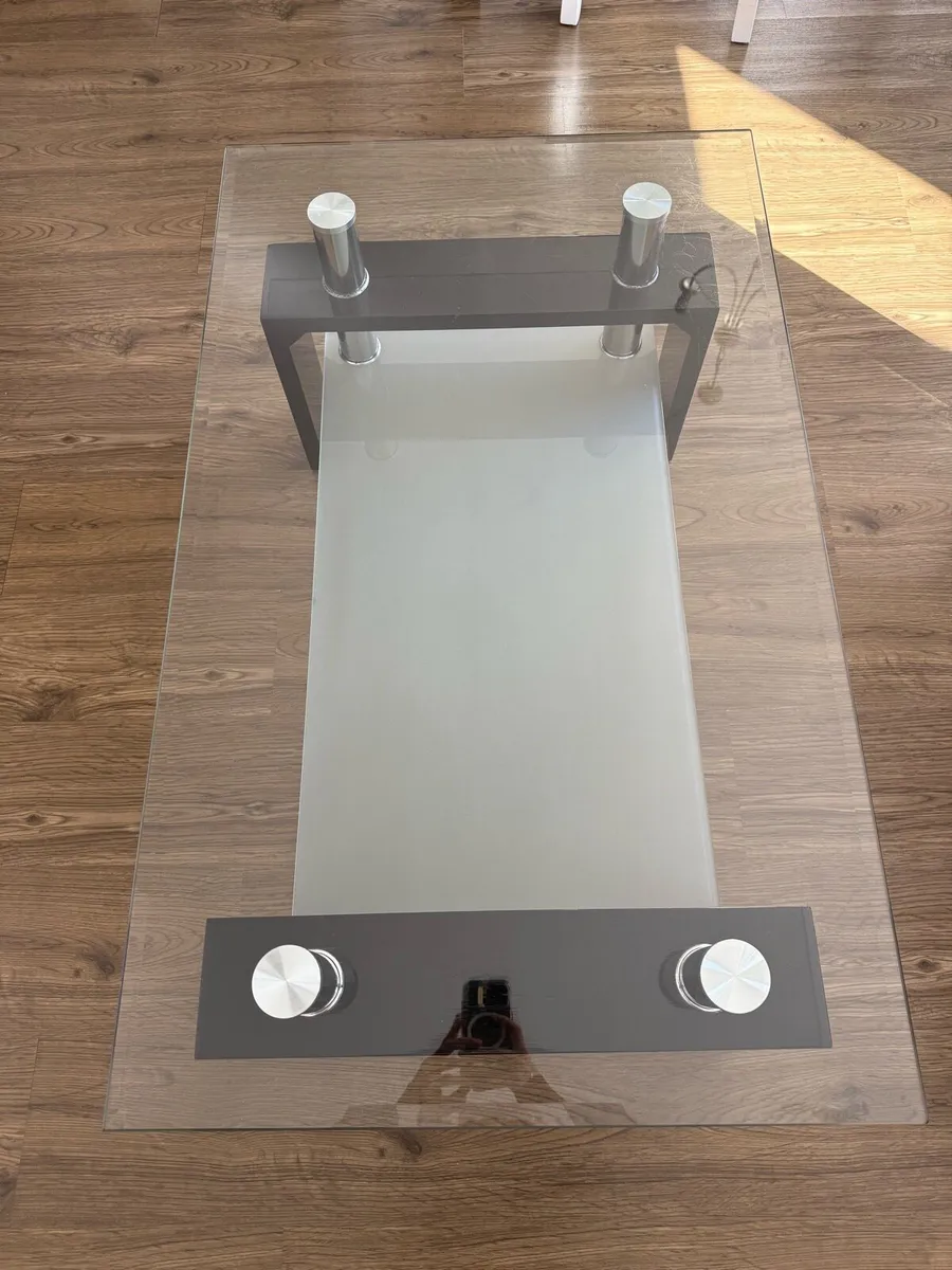 Glass coffee table, in very good condition - Image 3