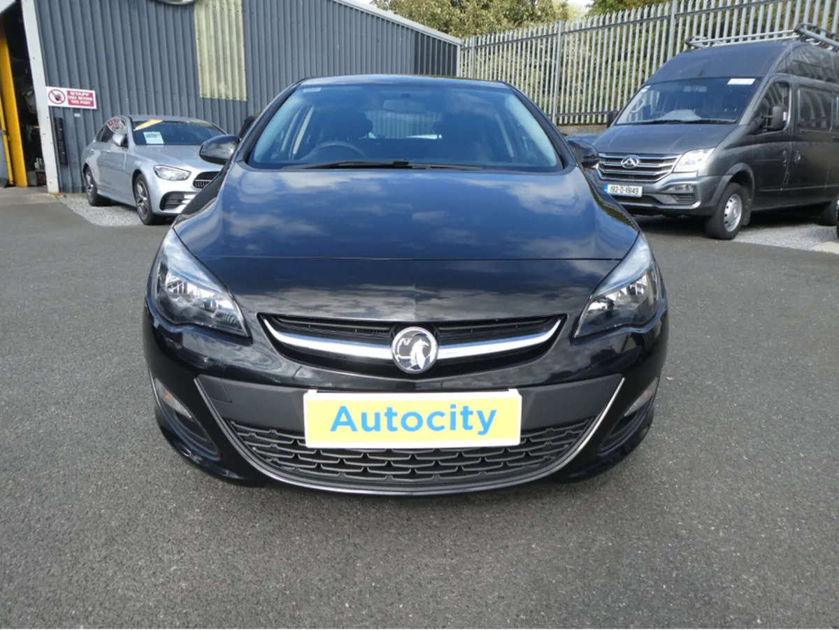 Vauxhall Astra CDTI DESIGN NCT 2/27 TAX 2/26 - Image 2