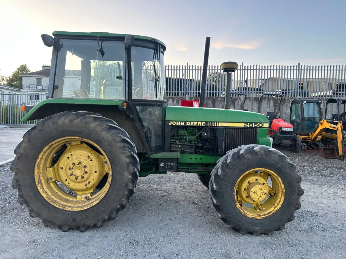 1990 John Deere 2850 - Image 2
