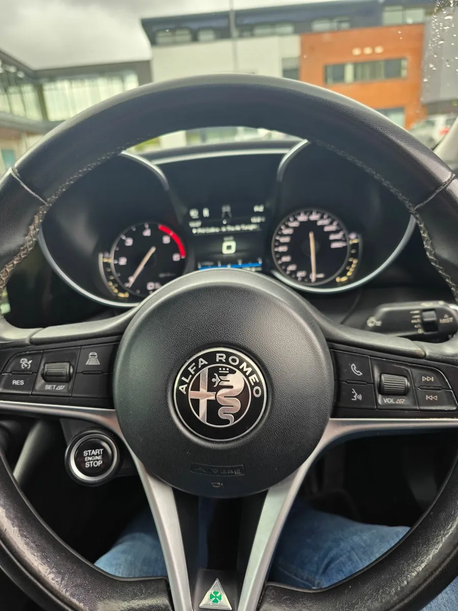 Alfa Romeo Giulia 2017 - Image 4