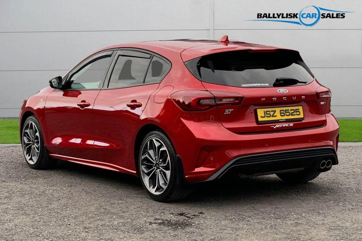 Ford Focus 1.0t 155PS St-line Vignale in Fantasti - Image 2