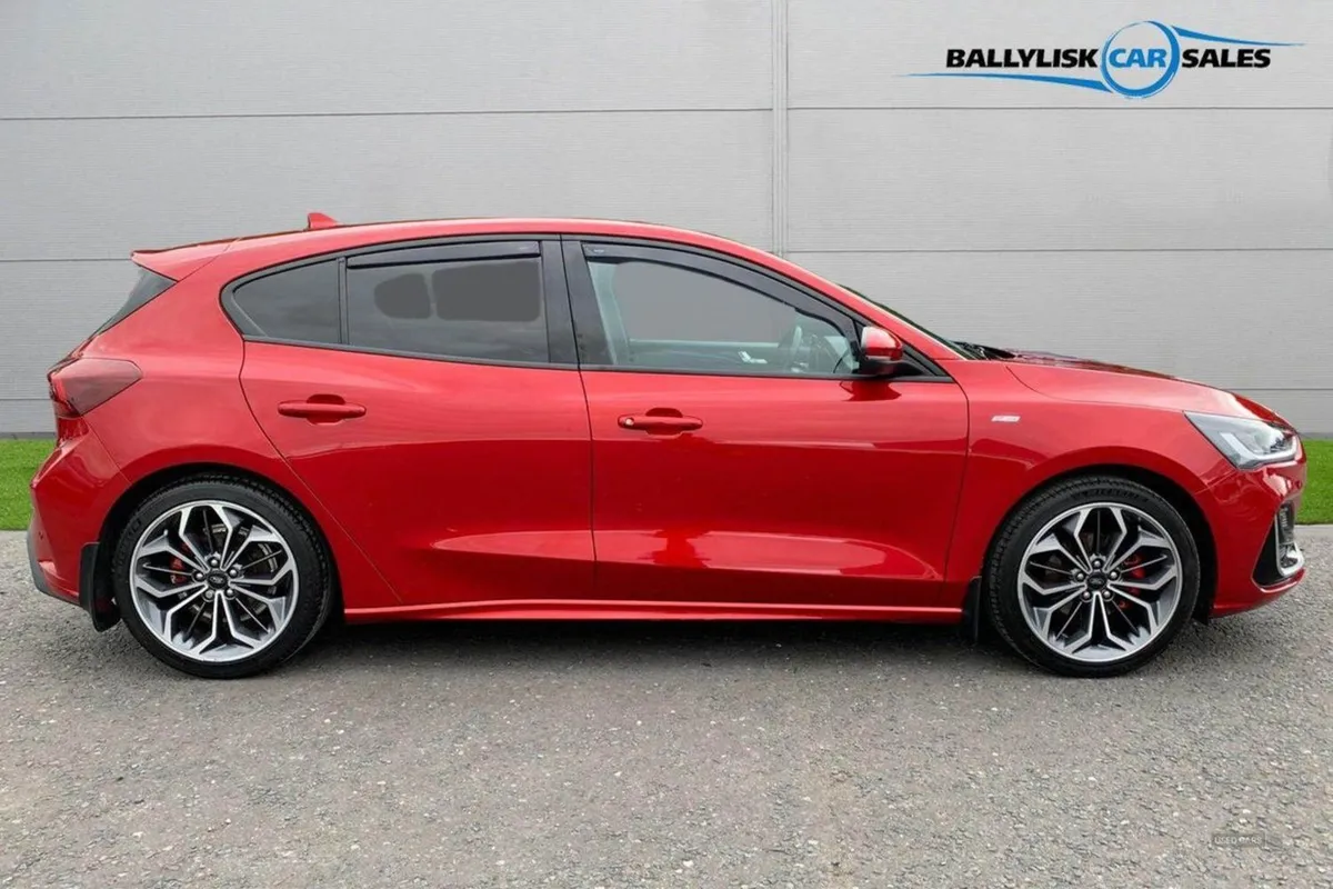 Ford Focus 1.0t 155PS St-line Vignale in Fantasti - Image 3