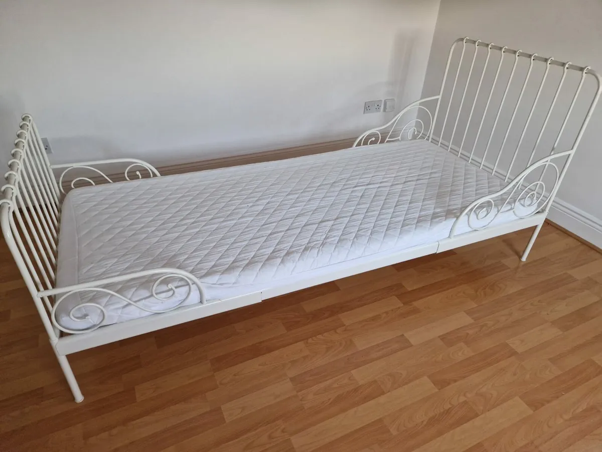 Extendable white children's bed - Image 1