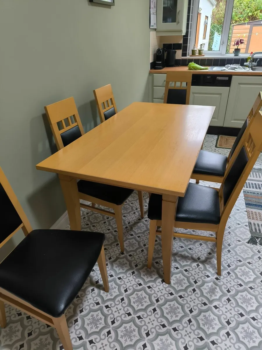 Kitchen table and chairs - Image 1